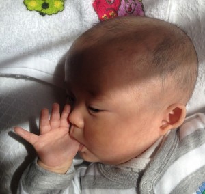 赤ちゃん　指しゃぶり　親指　横